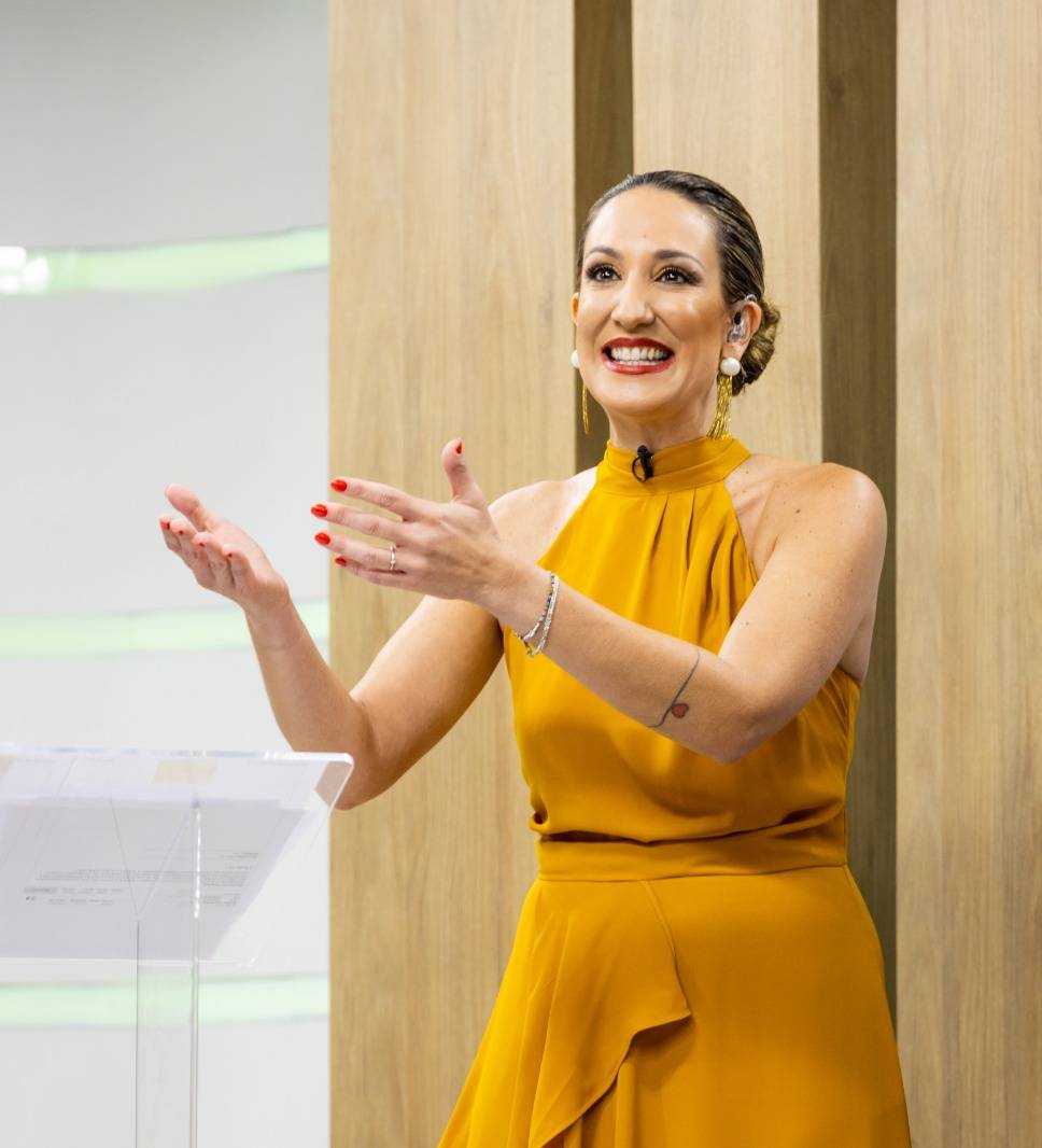 Marusa Trevisan conduzindo a cerimônia do Prêmio CESB 2024