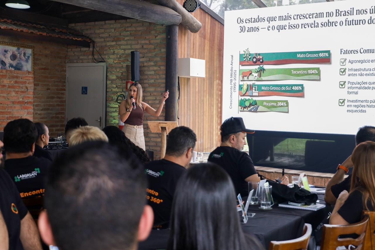 Marusa Trevisan palestrando sobre o crescimento do agro para plateia corporativa